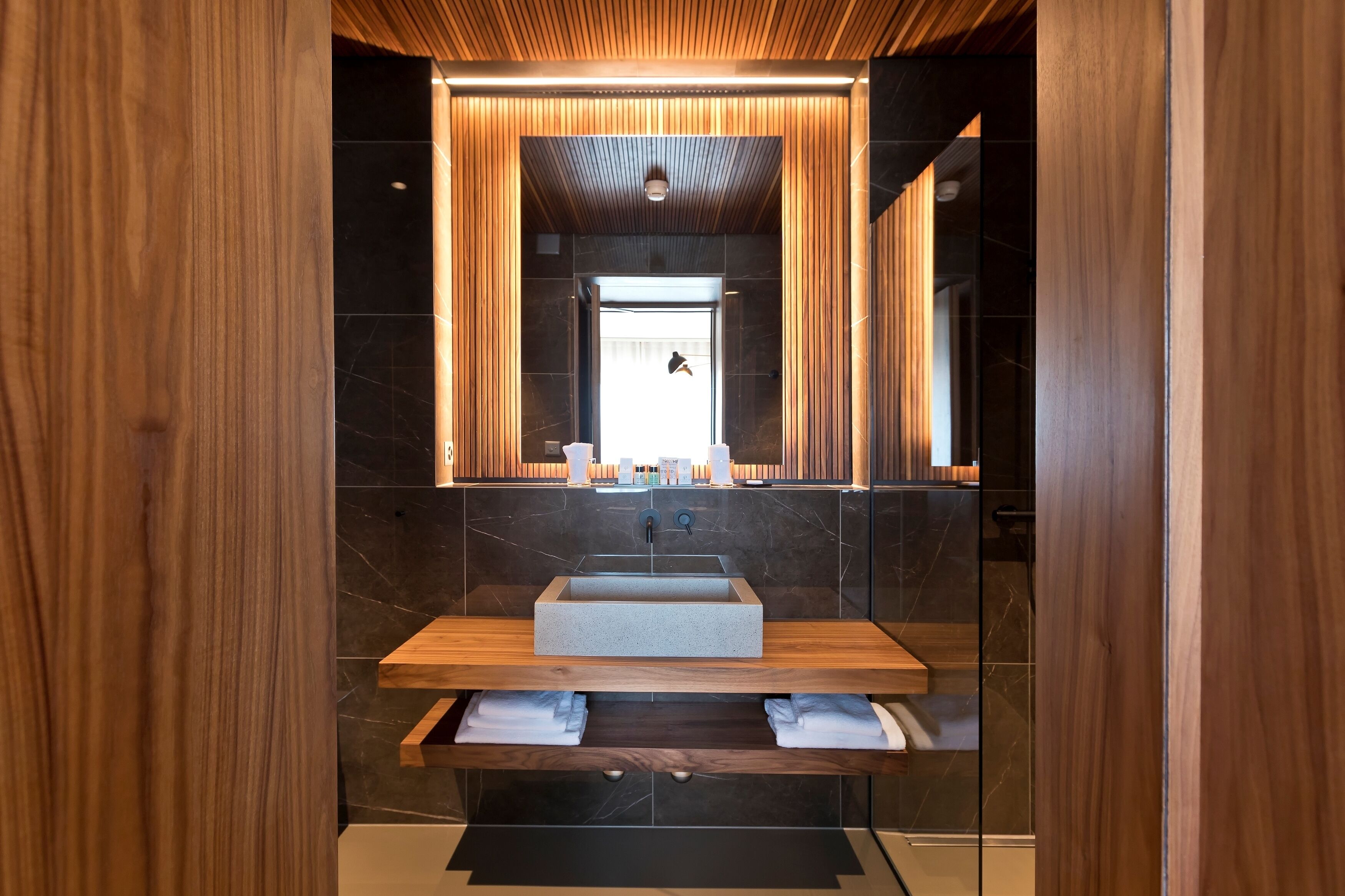 executive room, lake view | 1 bedroom, minibar, in-room safe, desk