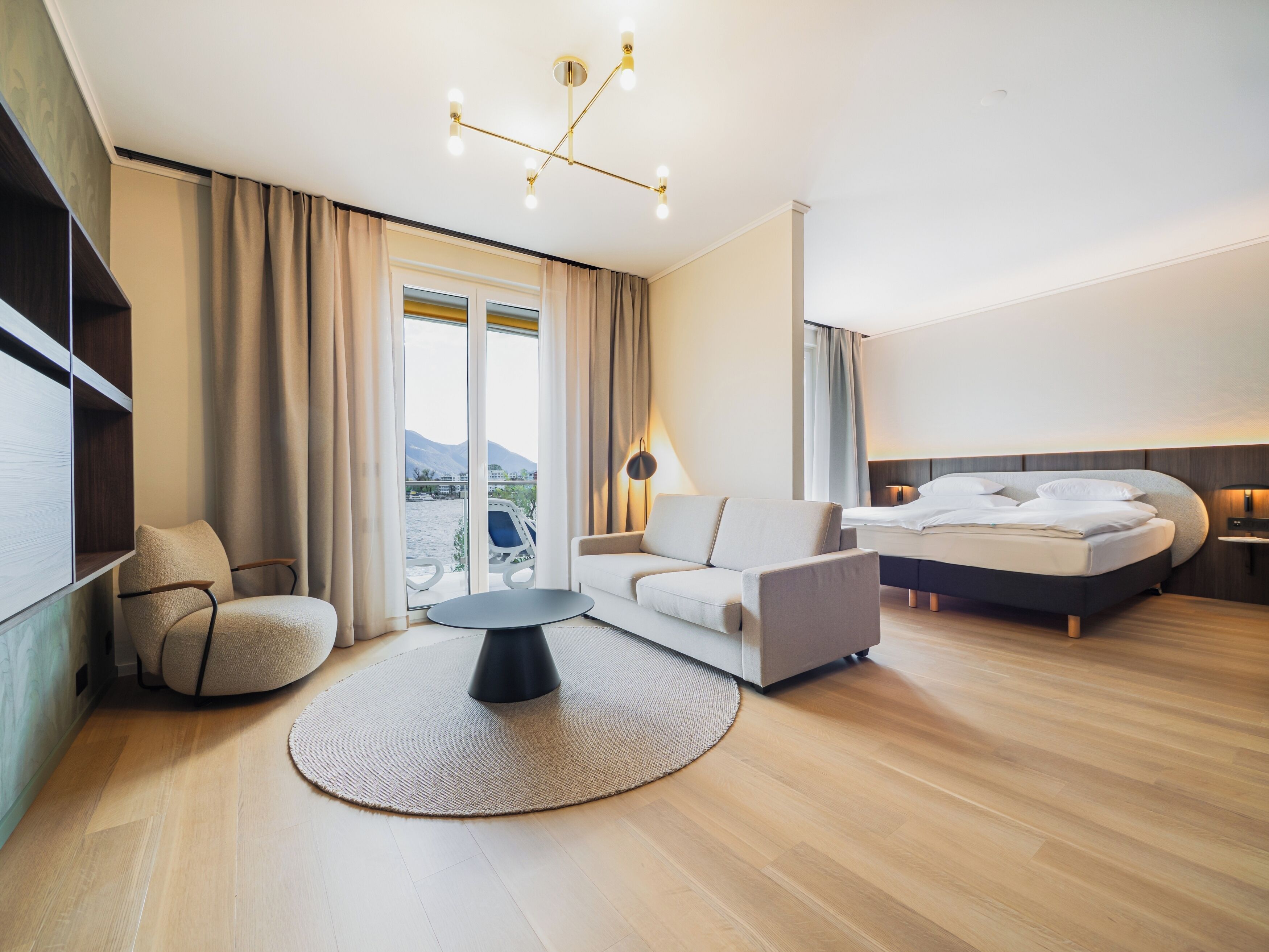 Suite, Lake View
