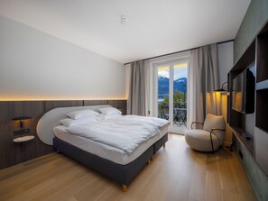 Superior Double Room, Lake View | Minibar, in-room safe, desk, blackout drapes - La Palma au Lac (Muralto)
