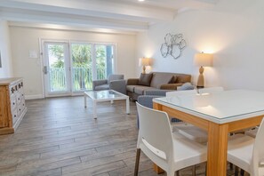 Suite, 2 chambres | Coin séjour