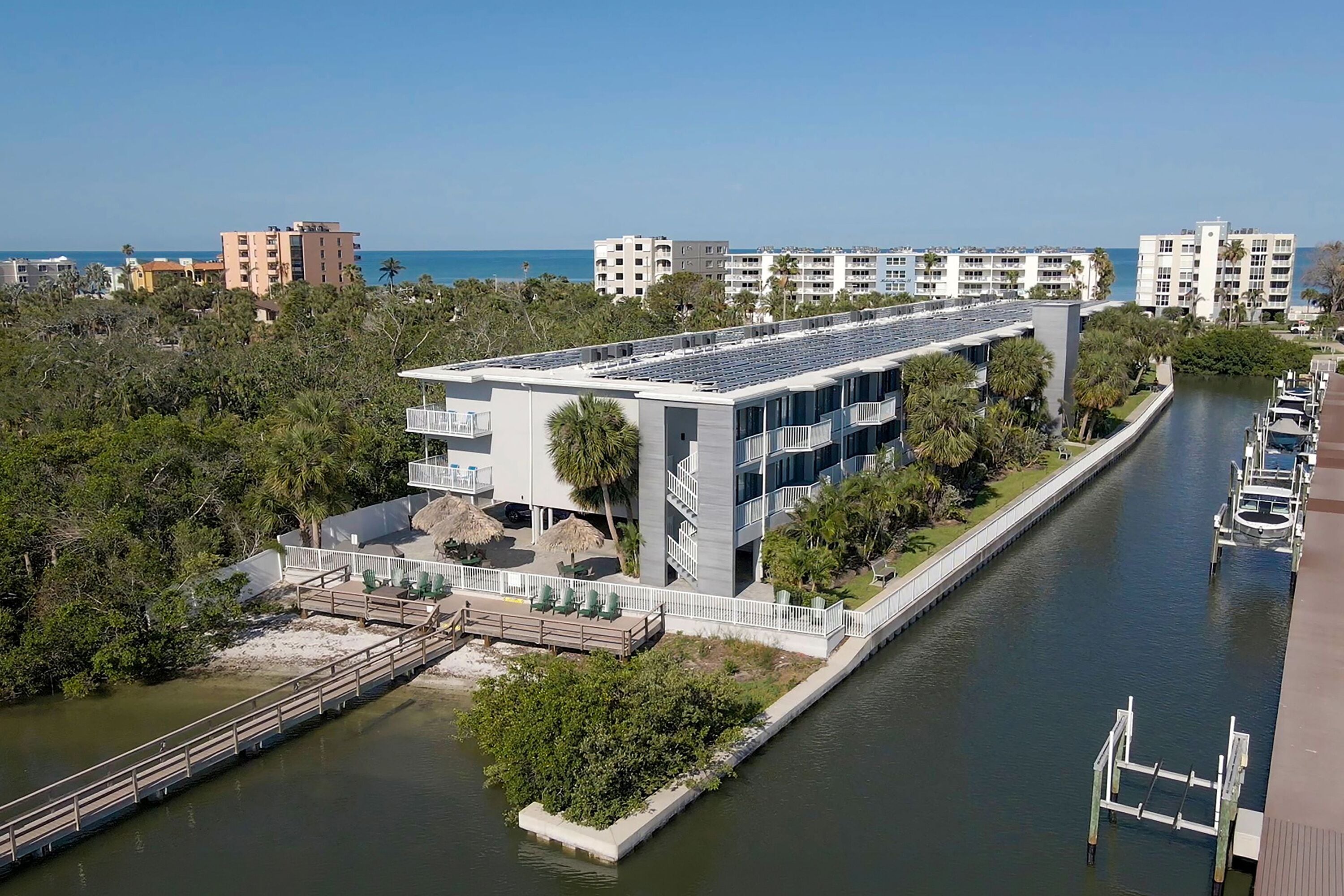 Ein modernes Hotel mit Dachpool, Wasserkanal und Meerblick.