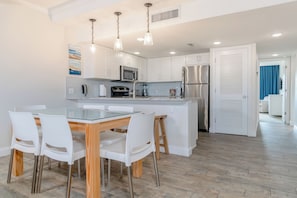 Suite, 2 Bedrooms | Dining room