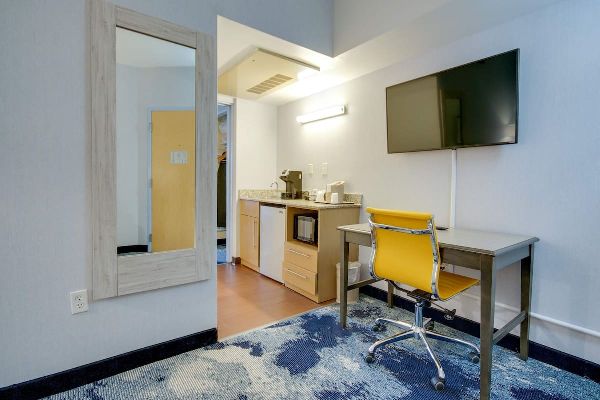 suite north, king & sofa bed, no view, no balcony | living area | tv