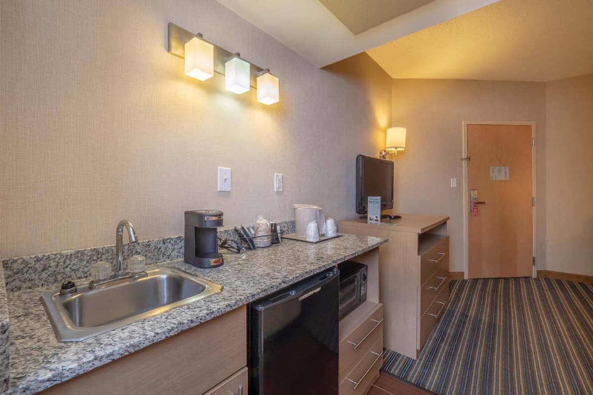 suite north, king & sofa bed, no view, no balcony | private kitchenette | fridge, microwave, coffee/tea maker