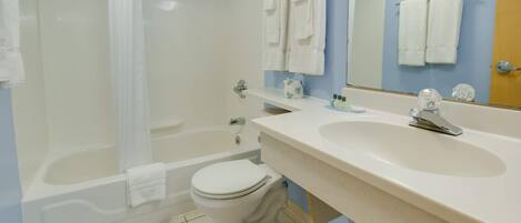 Une salle de bain avec une baignoire, des toilettes et un lavabo.