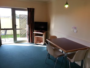 Apartament estàndard, 1 dormitori | 1 dormitori, escriptori, cortines opaques i planxa i posts de planxar