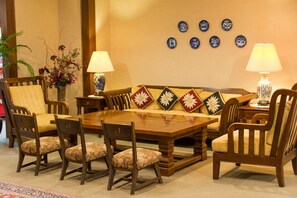 Lobby sitting area - Hakuba Mominoki Hotel (Hakuba)