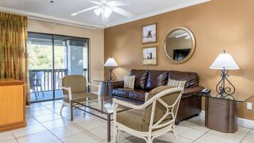 스위트, 침실 2개 | 거실 공간 | 평면 TV, DVD 플레이어