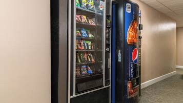 En automattankomat med snacks och en läskautomat för Pepsi i en korridor.