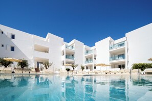 4 piscinas al aire libre, sillones reclinables de piscina