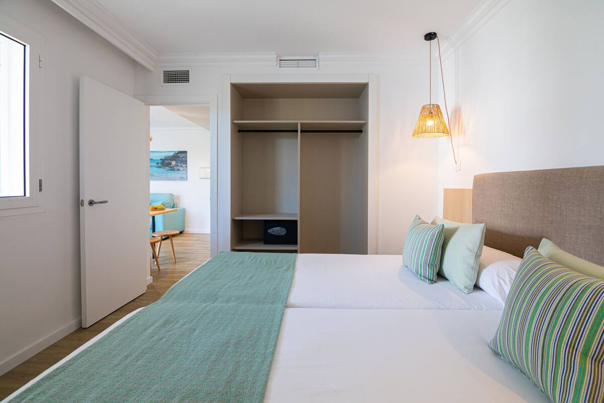 Appartement, 1 slaapkamer, terras | Een kluis op de kamer, reisbedje, gratis wifi, beddengoed