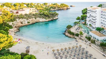 Playa en los alrededores, playa de arena blanca, camastros y sombrillas
