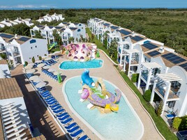 2 piscinas al aire libre, sombrillas, sillones reclinables de piscina