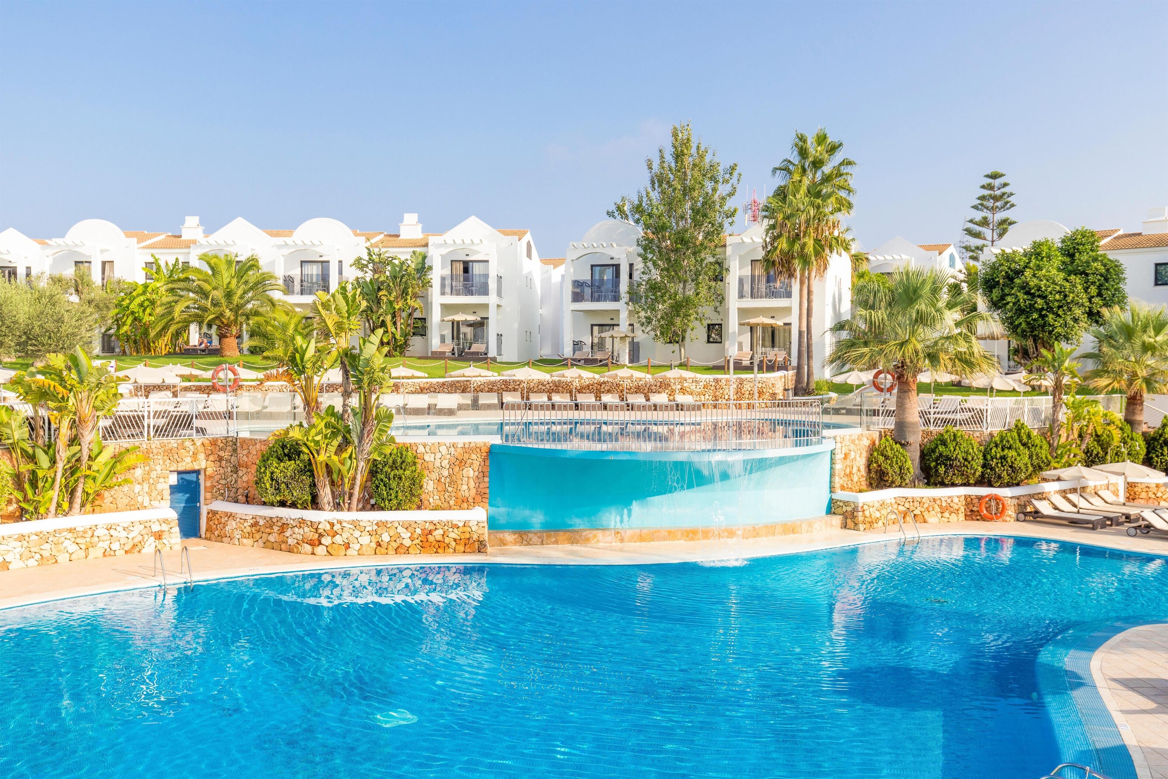 2 utendørsbassenger, bassengparasoller og solsenger