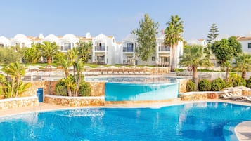2 piscines extérieures, parasols de plage, chaises longues