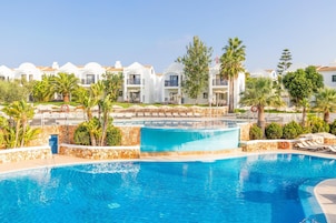 2 piscinas al aire libre, sombrillas, sillones reclinables de piscina