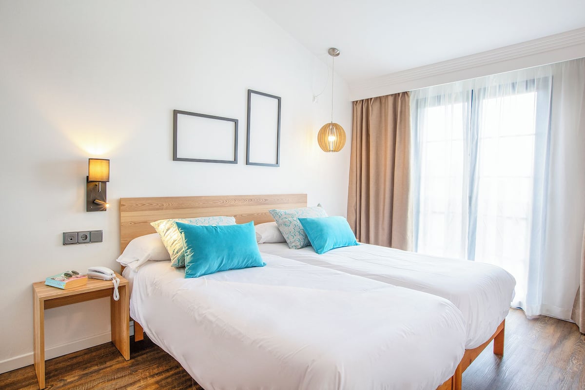 In-room safe, free WiFi, bed sheets