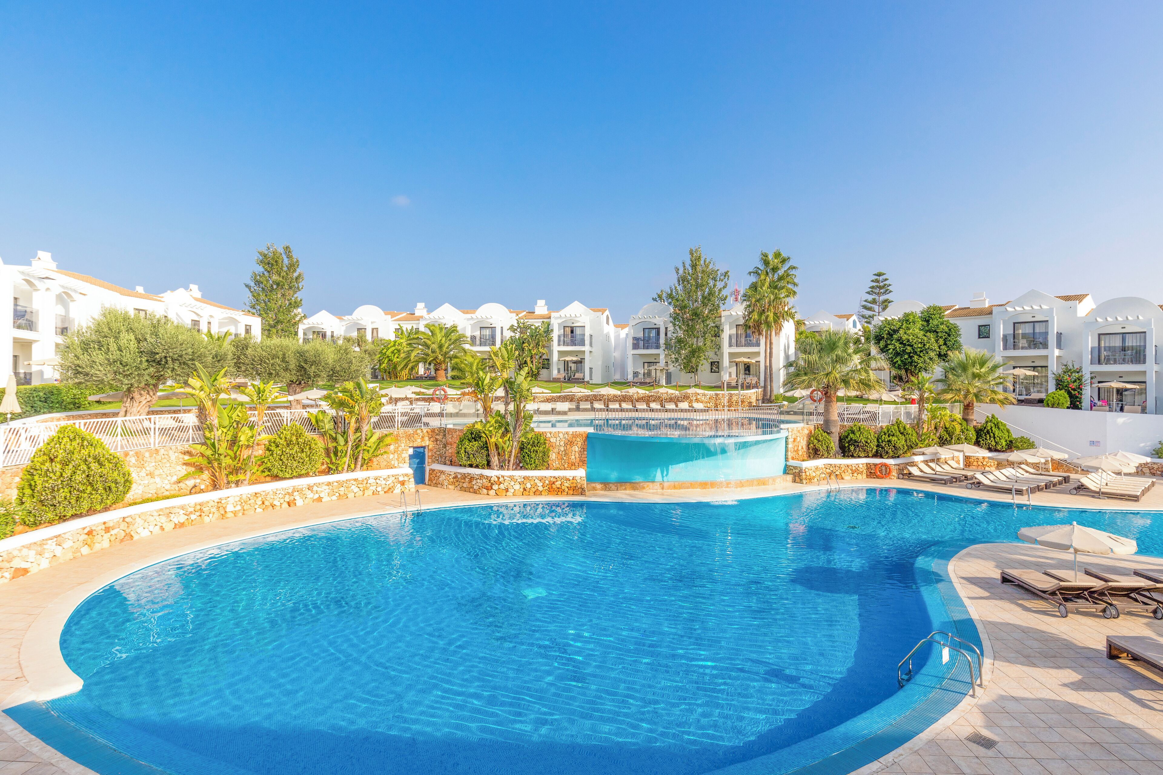 2 utendørsbassenger, bassengparasoller og solsenger