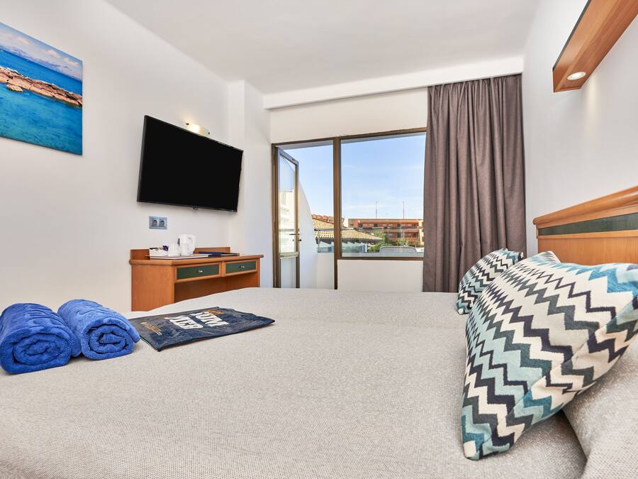 In-room safe, blackout curtains, free WiFi