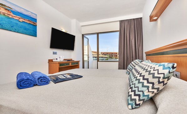 Safe på rommet, blendingsgardiner og wi-fi (inkludert)