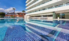 A swimming pool with clear blue tiles, lounge chairs, and a modern building with balconies. - Globales Torrenova Adults Only +16 (Calvia)