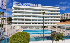 A multi-story hotel with a pool area, featuring a clear sky and palm trees. - Globales Torrenova Adults Only +16 (Calvia)