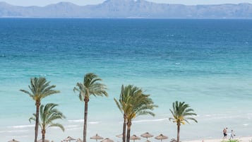 Een seizoensgebonden buitenzwembad, parasols voor strand/zwembad