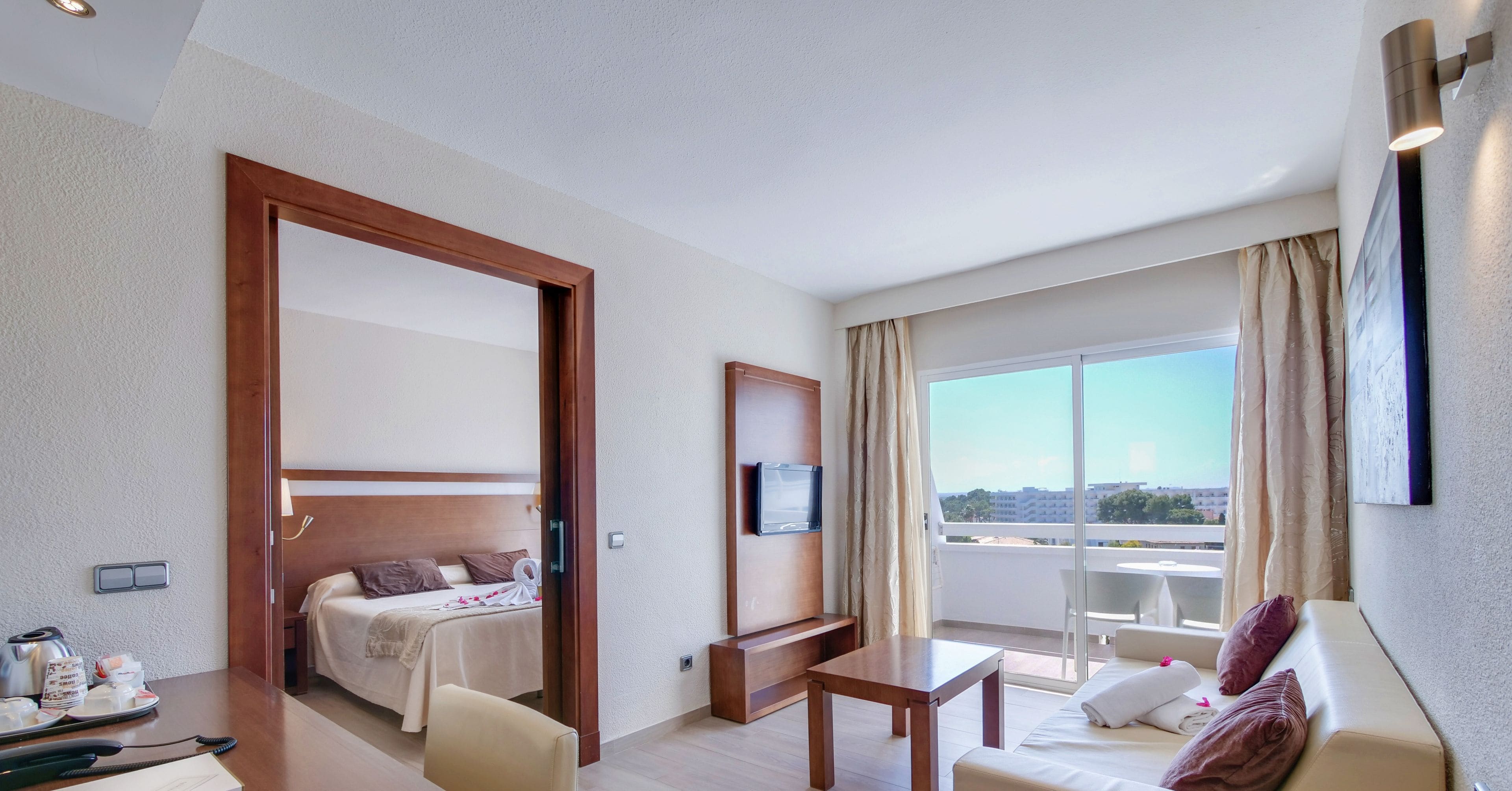 1 bedroom, down duvets, minibar, in-room safe