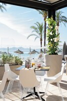 2 restaurantes, café da manhã, culinária mediterrânea