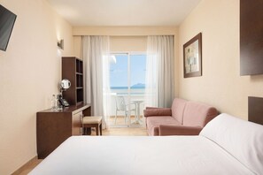 Chambre Quadruple Familiale, balcon | Couette en duvet d'oie, minibar, coffres-forts dans les chambres, bureau