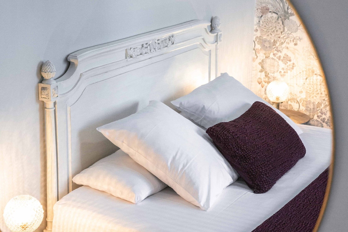 superior double room | bathroom | free toiletries, hair dryer, towels