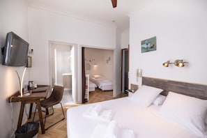 Habitación cuádruple familiar | Ropa de cama de alta calidad, decoración individual, escritorio