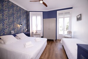 Værelse til 3 personer | Premium-sengetøj, individuelt design, skrivebord, lydisolering