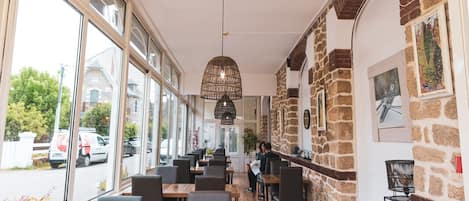 Tägliches Frühstücksbuffet (15.00 EUR pro Person)