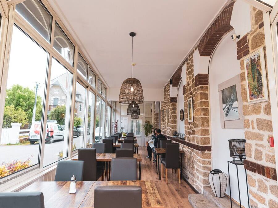 Se ofrece un desayuno bufé (15.00 EUR por persona)