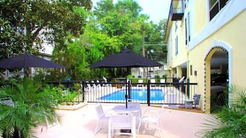 Alberca al aire libre y camastros