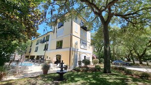 A two-story building with a sign reading "Saint Simon Inn." - Saint Simons Inn by the Lighthouse (St. Simons Island)