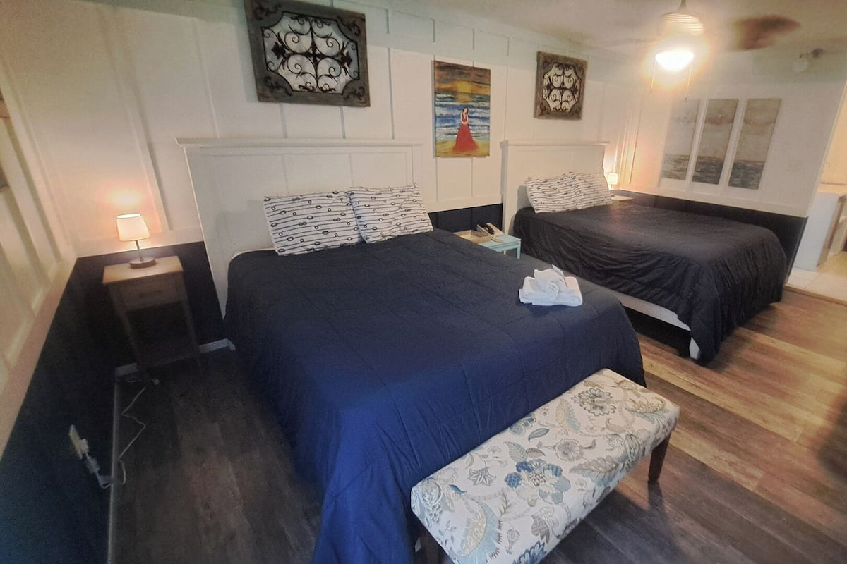 Two Queen Room 102 | Peralatan tempat tidur premium, dihias secara berasingan