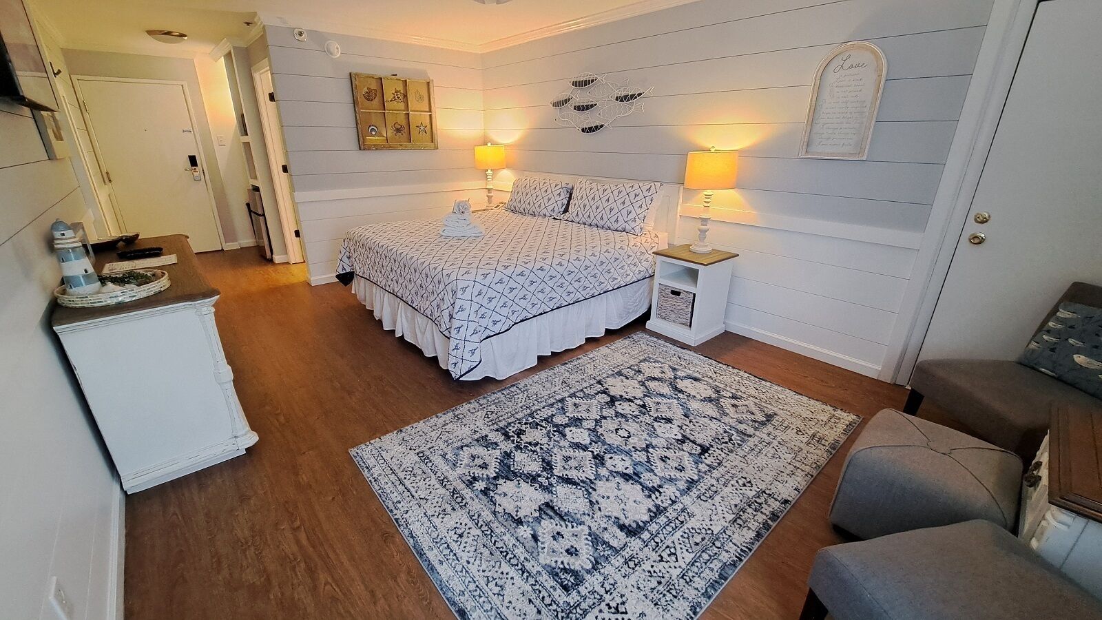 King Room 208  | Seprai premium dan didekorasi berbeda-beda