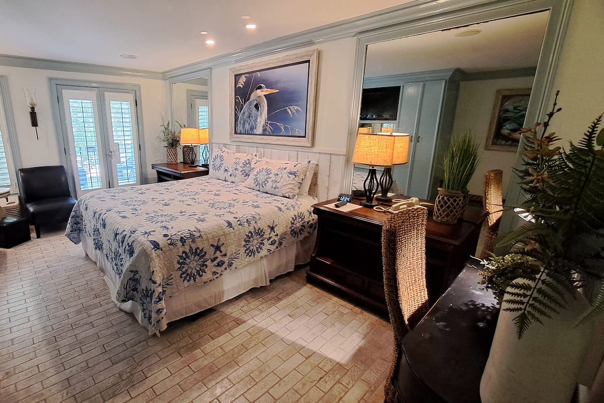 King Room 217 | Premium bedding, individually decorated, individually furnished