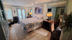 King Room 217 | Seprai premium dan didekorasi berbeda-beda