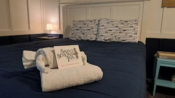 Two Queen Room 102 | Hochwertige Bettwaren, individuell dekoriert, individuell eingerichtet