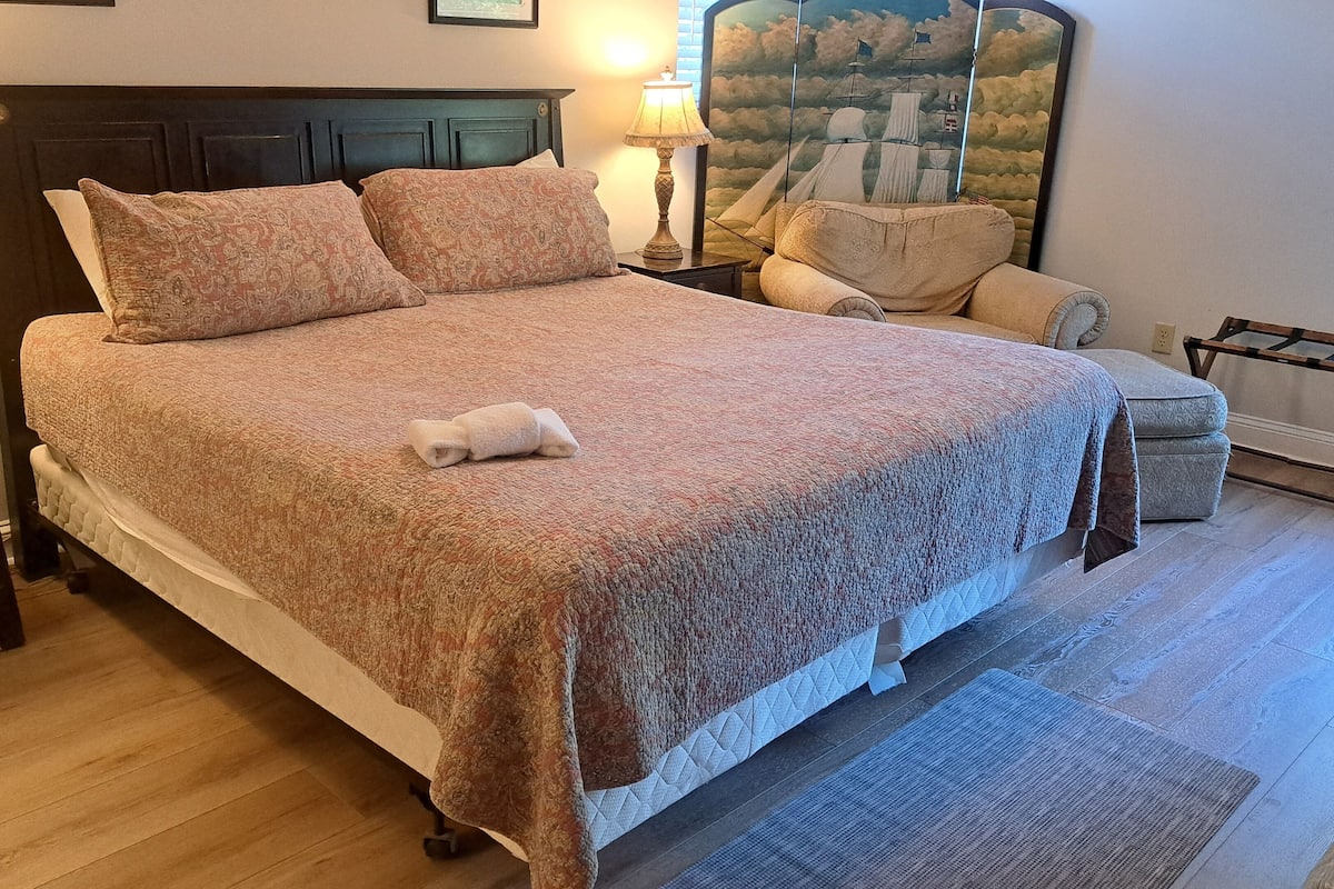 King Room 303 Pet Friendly Upstairs | Premium bedding, individually decorated, individually furnished