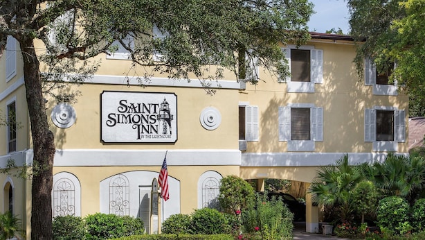 A building with a sign reading "Saint Simons Inn by the Lighthouse". - Saint Simons Inn by the Lighthouse (St. Simons Island)
