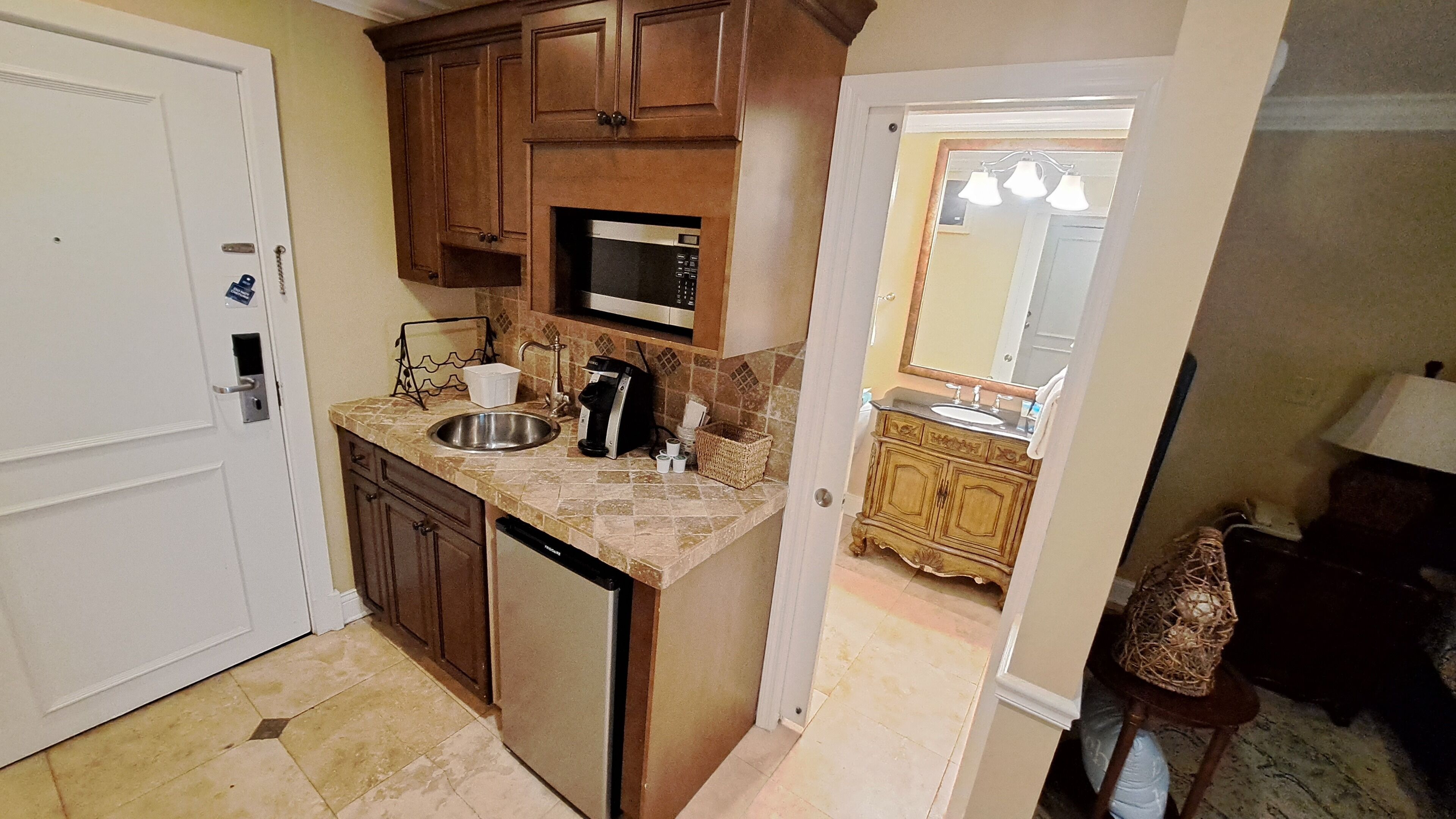 king room 107 | premium bedding, individually decorated, individually furnished