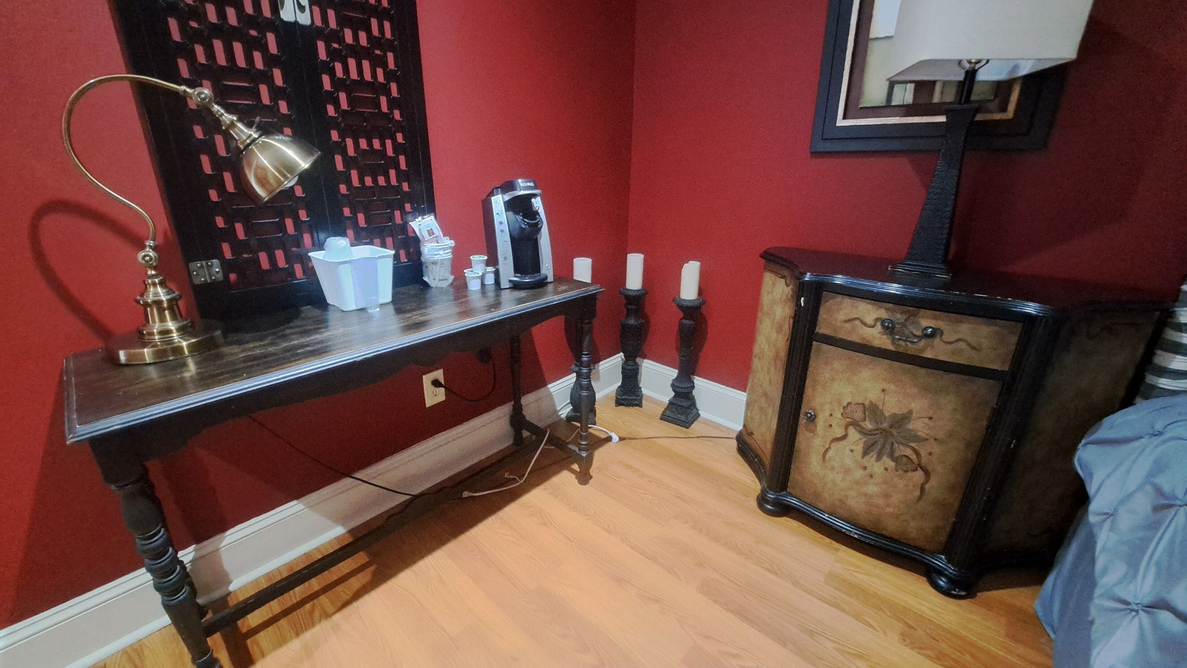 king room 206 | premium bedding, individually decorated, individually furnished