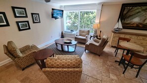 Coin salon dans le hall