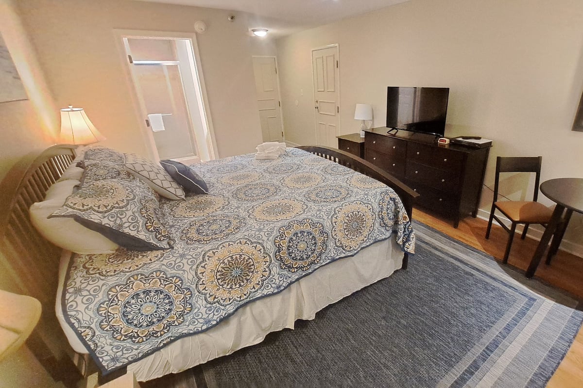King Room 213 | Ylelliset vuodevaatteet, silitysrauta/-lauta, ilmaiset vauvansängyt