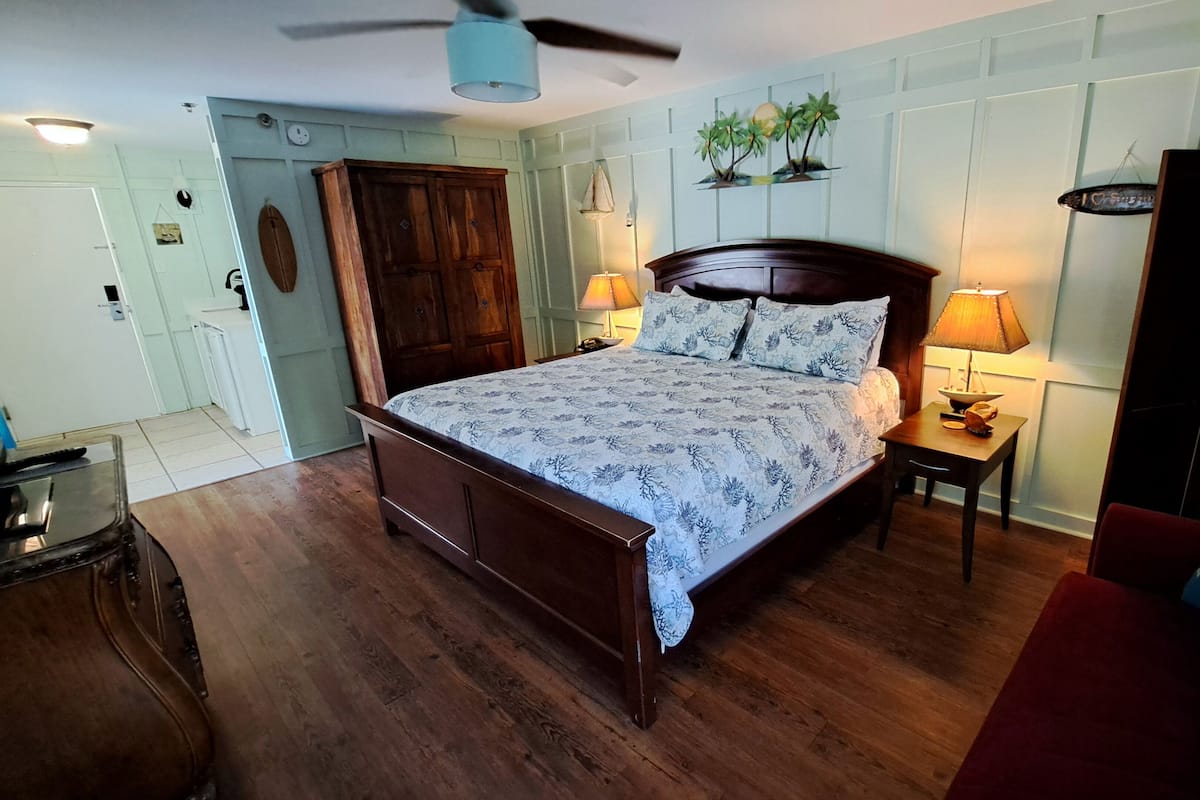 King Room 100 | Premium bedding, individually decorated, individually furnished
