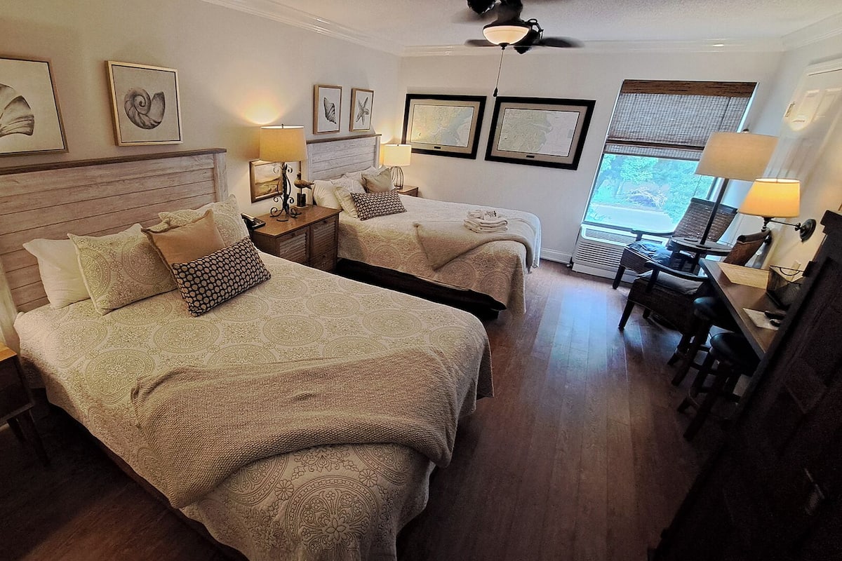 Two Queen Room 112 | Peralatan tempat tidur premium, dihias secara berasingan